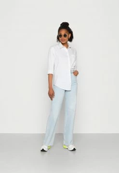 Hollister Geschäft -Hollister Geschäft 056de4b7c1624de99a5ed692e7260ce3