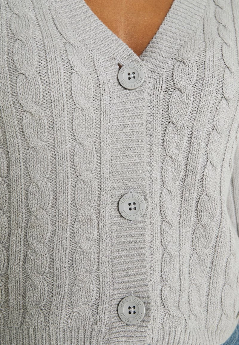 Hollister Co. EASY CROP CARDI - Strickjacke - Grey | Damen 8 Hollister Co. EASY CROP CARDI - Strickjacke - Grey | Damen – Bild 6