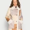 Hollister Co. PATCHWORK LONG SHEARLING COAT - Wintermantel - Tan | Damen -Hollister Geschäft 5544d580cb9c4e088f00b67105899e3f
