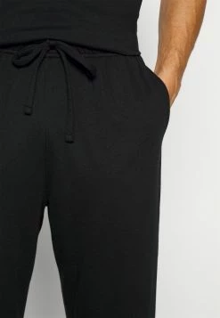 Hollister Co. LOUNGE JOGGER SET - Pyjama - Black | Herren -Hollister Geschäft 5d227425425b4fb7863266f23aa4e920