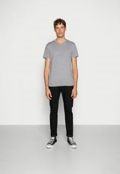 Hollister Co. 5 PACK - T-Shirt Print - White/grey/red/navy Texture/black | Herren 16 Hollister Co. 5 PACK - T-Shirt Print - White/grey/red/navy Texture/black | Herren -Hollister Geschäft 69d6e1e9db3d4bf0bd1958ccf2aaf339