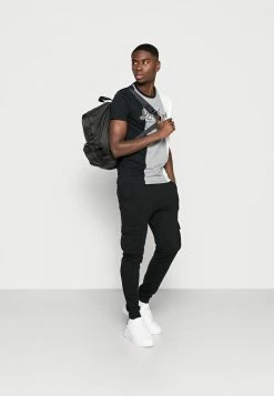 Hollister Co. LARGE SCALE TECH - T-Shirt Basic - Black | Herren -Hollister Geschäft 79602962d6744d13bfa5f3f982dc2ccd