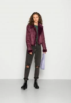 Hollister Geschäft -Hollister Geschäft 818154f03672492c9aea61c0e4dc8981