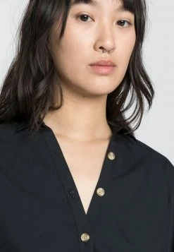 Hollister Co. WRAP AROUND SHIRTING - Hemdbluse - Black | Damen -Hollister Geschäft 8d8785e29bce43659189835094550587