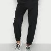 Hollister Co. LOGO DAD JOGGER - Jogginghose - Black | Damen -Hollister Geschäft 9d36781f457f45fcb11fdf8a38d3ce55