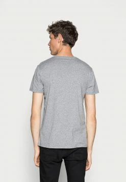 Hollister Co. 5 PACK - T-Shirt Print - White/grey/red/navy Texture/black | Herren 17 Hollister Co. 5 PACK - T-Shirt Print - White/grey/red/navy Texture/black | Herren -Hollister Geschäft a637ca1f9e484136b8799441e59cfd5c