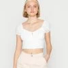 Hollister Co. RUCHED BUST - T-Shirt Print - White Eyelet | Damen -Hollister Geschäft b1364f9b787b4660a15f8b5e79df98cc