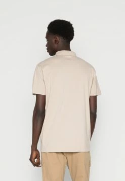 Hollister Co. ELEVATED MUST HAVE - Poloshirt - Tan | Herren -Hollister Geschäft b43456249ad34e7eaf85d44efd0b141c