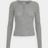 Hollister Co. Langarmshirt - Grey | Damen 1 Hollister Co. Langarmshirt - Grey | Damen -Hollister Geschäft e35fb59cfc684789b2f6655ab77c694f