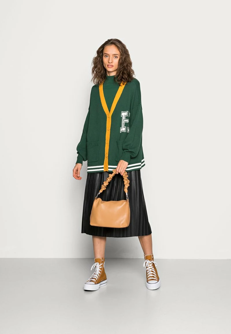 Hollister Co. VARSITY LONGER LENGTH CARDI - Strickjacke - Pine Needle | Damen 4 Hollister Co. VARSITY LONGER LENGTH CARDI - Strickjacke - Pine Needle | Damen – Bild 2