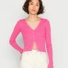 Hollister Co. EMEA FLYAWAY CROP CARDIGAN - Strickjacke - Azalea Pink | Damen -Hollister Geschäft f9a0a86feba24341b1d3e3e8c6bf51b3