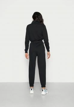 Hollister Co. LOGO DAD JOGGER - Jogginghose - Black | Damen 9 Hollister Co. LOGO DAD JOGGER - Jogginghose - Black | Damen -Hollister Geschäft fc1e384e81a147fa946db2e9e3957e75